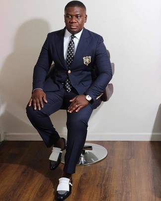 С чем носить черно-белый галстук в горошек мужчине