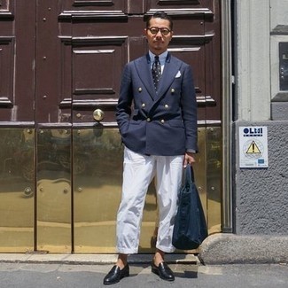 С чем носить черно-белый галстук в горошек мужчине