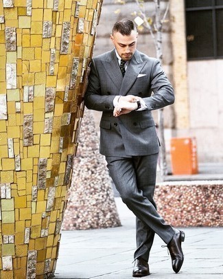 С чем носить черно-белый галстук в горошек мужчине