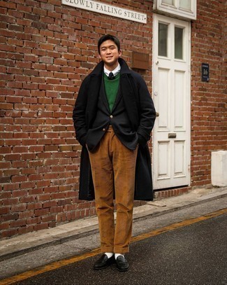 С чем носить черно-белый галстук в горошек мужчине