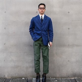 С чем носить черно-белый галстук в горошек мужчине