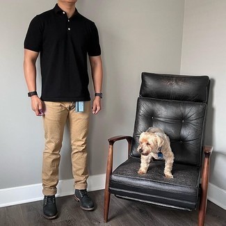 С чем носить черно-белую футболку-поло мужчине