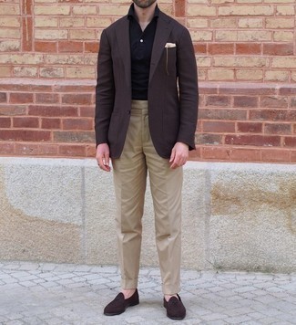 Какие лоферы носить с черно-белой футболкой-поло мужчине