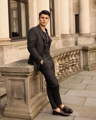 Какие лоферы носить с черно-белой футболкой-поло мужчине