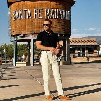 Какие лоферы носить с черно-белой футболкой-поло мужчине