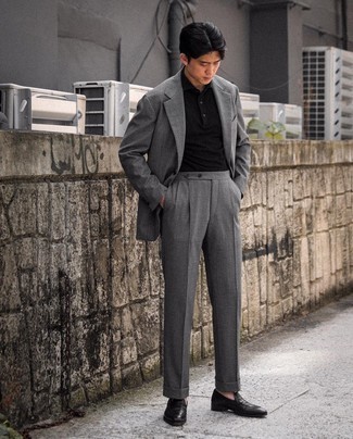 Какие лоферы носить с черно-белой футболкой-поло мужчине