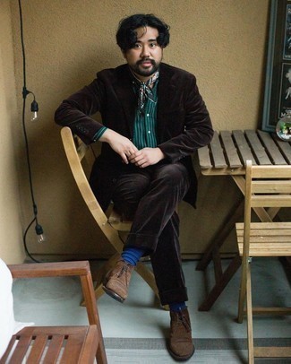 С чем носить черно-белую бандану с принтом мужчине