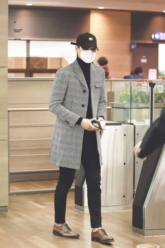 С чем носить черно-белую бейсболку с принтом мужчине