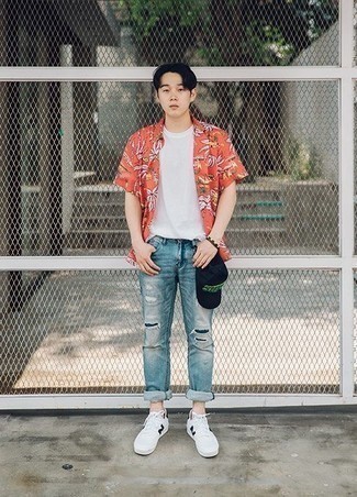 С чем носить черно-белую бейсболку с принтом мужчине