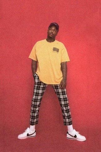 С чем носить черно-белую бейсболку с принтом мужчине