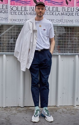 С чем носить черно-белую бейсболку с принтом мужчине