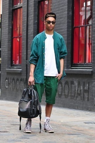 С чем носить черно-белую бейсболку с принтом мужчине