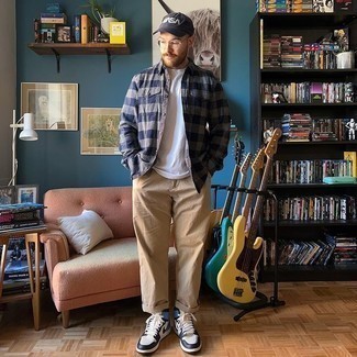 С чем носить черно-белую бейсболку с принтом мужчине