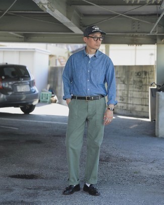 С чем носить черно-белую бейсболку с принтом мужчине