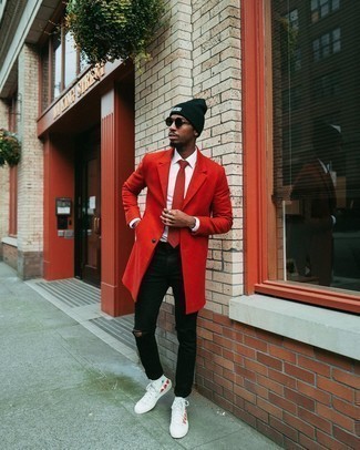 С чем носить черно-белую шапку с принтом мужчине