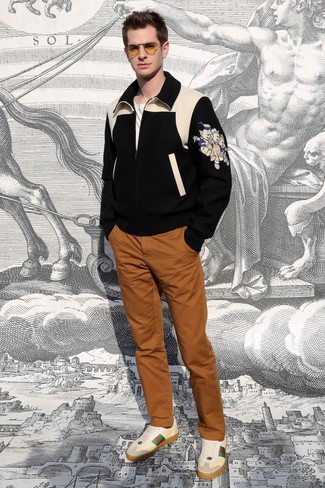 С чем носить черно-белый бомбер с принтом мужчине