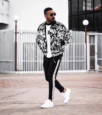 С чем носить черно-белый бомбер с принтом мужчине