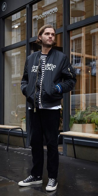 С чем носить черно-белый бомбер с принтом мужчине