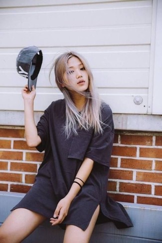 С чем носить черно-белую бейсболку с принтом женщине