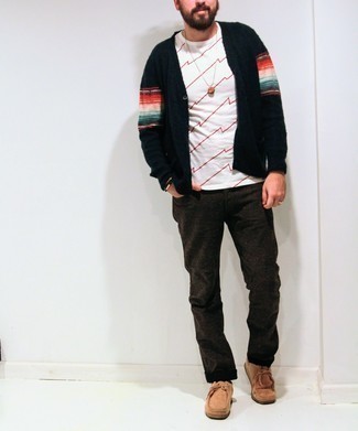 С чем носить черно-белый кардиган с принтом мужчине