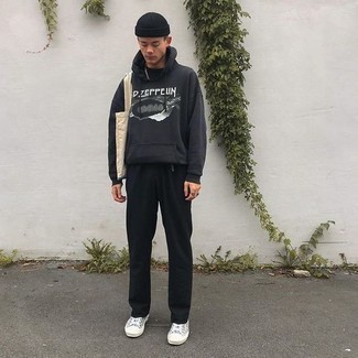 С чем носить черно-белый худи с принтом мужчине