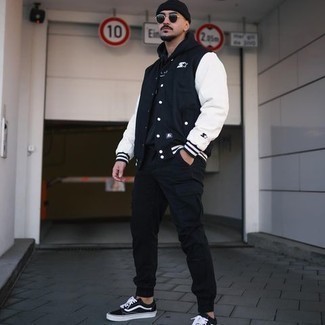 С чем носить черно-белый худи с принтом мужчине