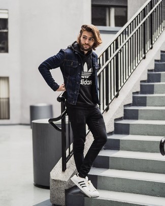 С чем носить черно-белый худи с принтом мужчине