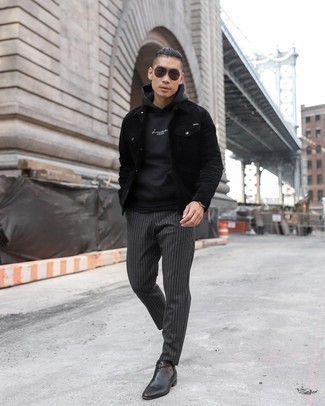 С чем носить черно-белый худи с принтом мужчине