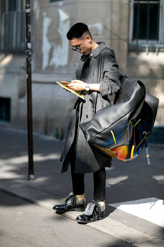 С чем носить черно-белый кожаный рюкзак с принтом мужчине