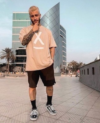 С чем носить черно-белые низкие кеды с принтом мужчине