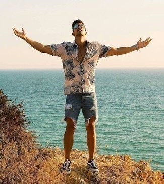 С чем носить черно-белые низкие кеды с принтом мужчине