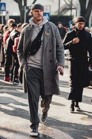 С чем носить черно-белые низкие кеды с принтом мужчине