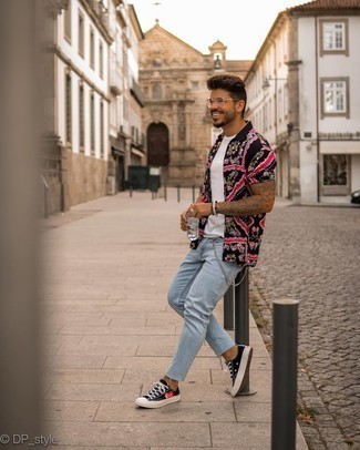 С чем носить черно-белые низкие кеды с принтом мужчине