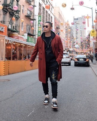 С чем носить черно-белые брюки с принтом мужчине