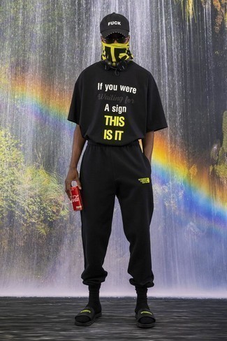 С чем носить черно-белые сандалии с принтом мужчине