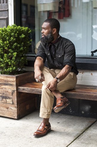 С чем носить черно-белый шарф с принтом мужчине