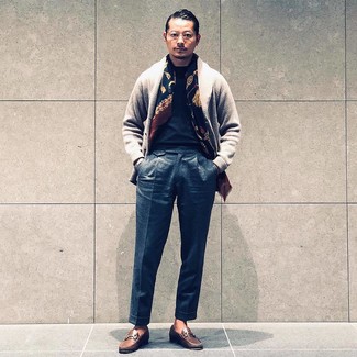 С чем носить черно-белый шарф с принтом мужчине