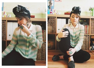 С чем носить черно-белый шарф с принтом женщине