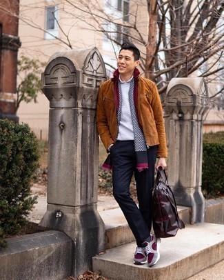 С чем носить черно-белый шарф с принтом мужчине