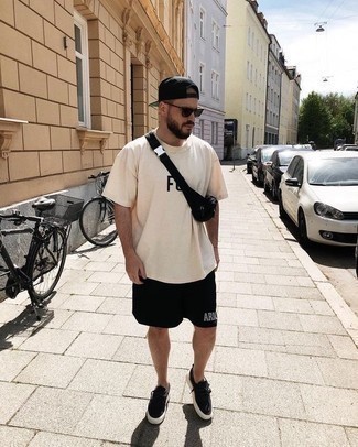 С чем носить черно-белые шорты с принтом мужчине