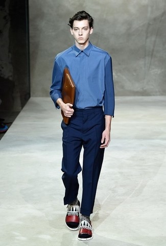 С чем носить черно-белые носки с принтом мужчине