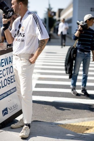 С чем носить черно-белые носки с принтом мужчине