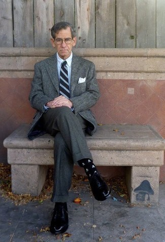 С чем носить черно-белые носки с принтом мужчине