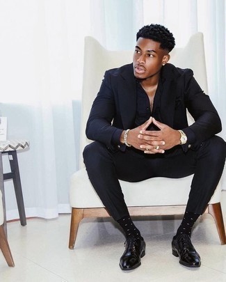 С чем носить черно-белые носки с принтом мужчине