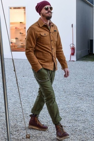 С чем носить черно-белые носки с принтом мужчине