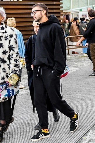 С чем носить черно-белые носки с принтом мужчине