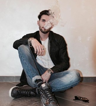 С чем носить черно-белые носки с принтом мужчине