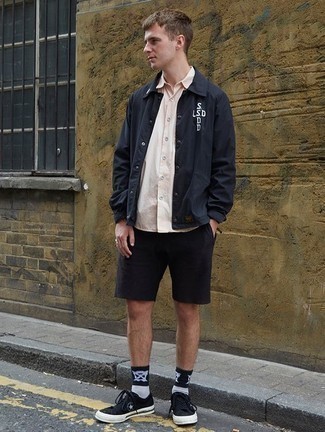 С чем носить черно-белые носки с принтом мужчине