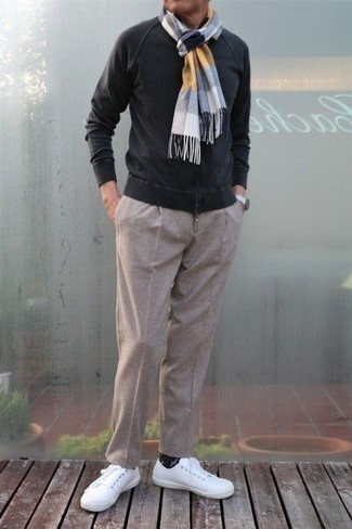 С чем носить черно-белые носки с принтом мужчине