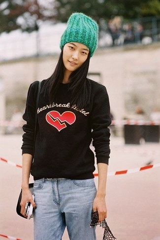 С чем носить черно-белый свитер с принтом женщине